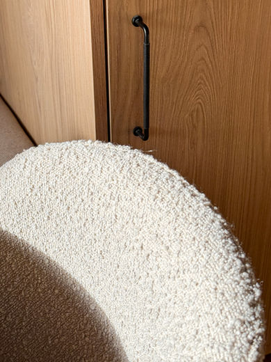 benjamin-chalvin-architecture-interieure-design-interieur-decoration-ecully-contemporain-boheme-chic-luxe-haut-de-gamme-lyon-ouest-mont-d-or-architecte-noyer-chene-massif-beton-cire-travertin-parquet-lin-meuble-sur-mesure-projet-mobilier-authentique-materiaux-nobles-frenchalps-alpes-montagne-chalet-appartement-ski-altitude-bois-menuiserie-vieux-bois-charme-méribel-courchevel-savoie-station