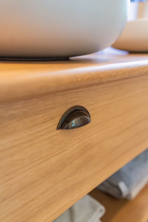 benjamin-chalvin-architecture-interieure-design-interieur-decoration-ecully-contemporain-boheme-chic-luxe-haut-de-gamme-lyon-ouest-mont-d-or-architecte-noyer-chene-massif-beton-cire-travertin-parquet-lin-meuble-sur-mesure-projet-mobilier-authentique-materiaux-nobles-tapissier-tapis-salle-de-bains