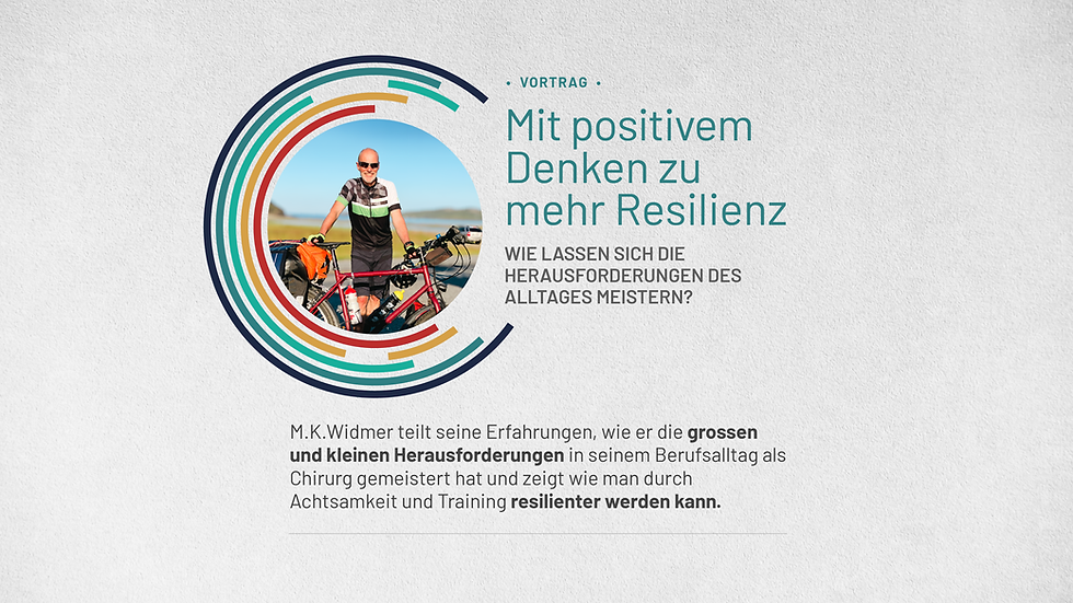 Bild von M.K. Widmer der hinter seinem Velo steht, im Hintergrund ist blauer Himmel und ein Gewässer zu sehen.