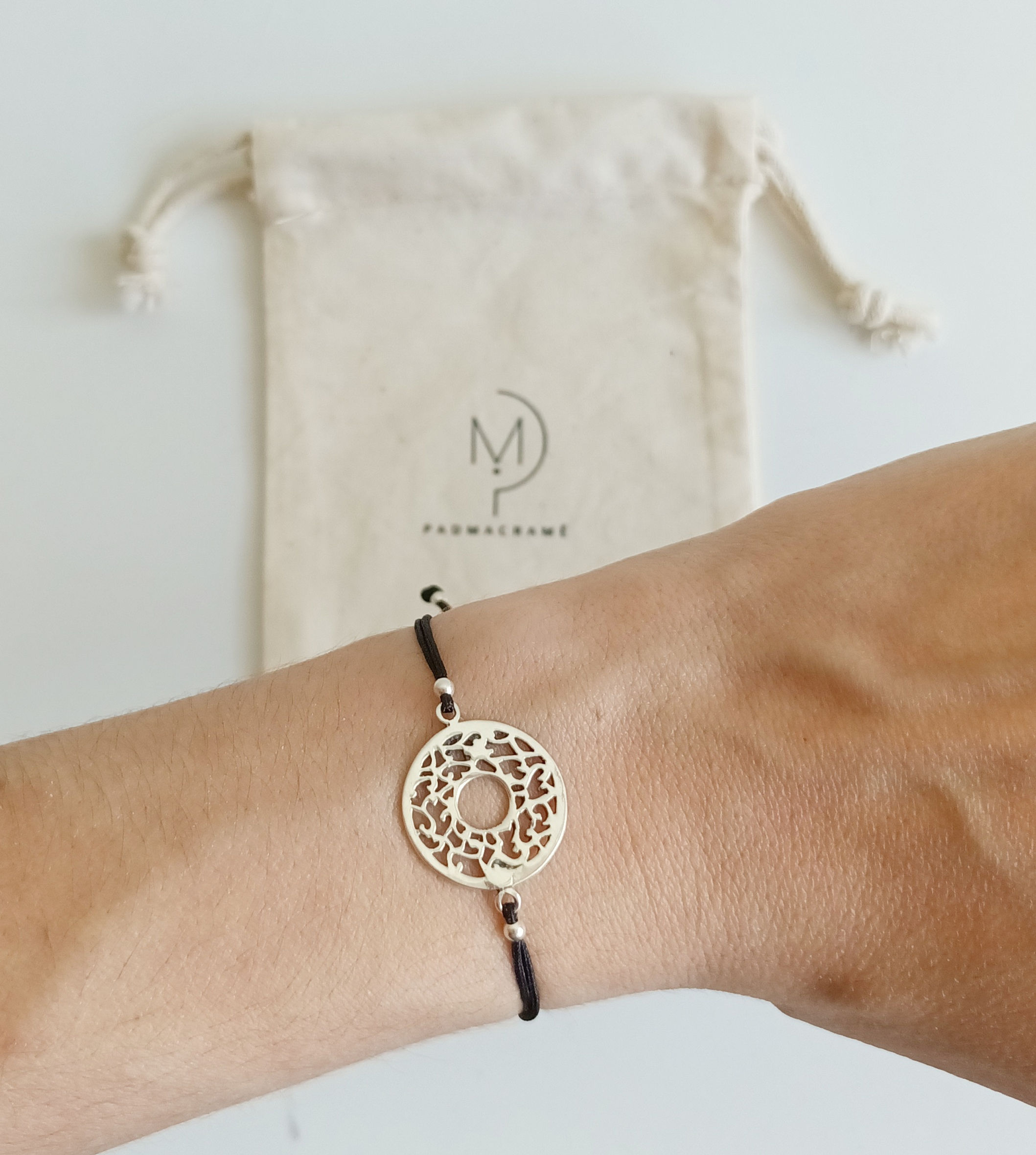 Pulsera amuleto de plata de ley.