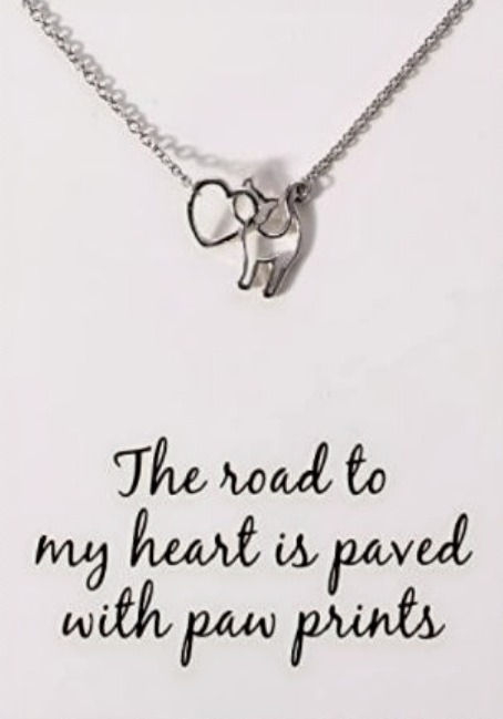 Miniatura: Silver necklace with heart pendant, text: 'The road to my heart.'