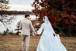 Couple embrace, Springfield, MO