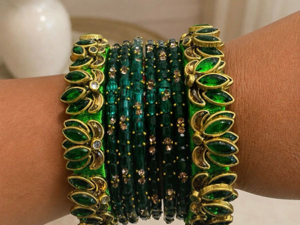 Ensemble de bracelets bangles indiens verts et dorés