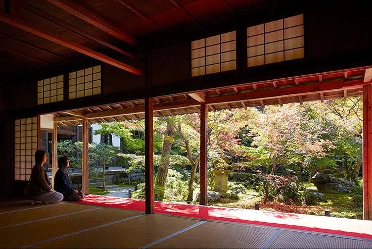 日本庭園を望む観光客の写真