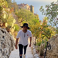Moi qui monte les marches à Eze