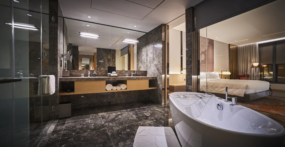 Une salle de bain dans une des chambres de l'hôtel EQ
