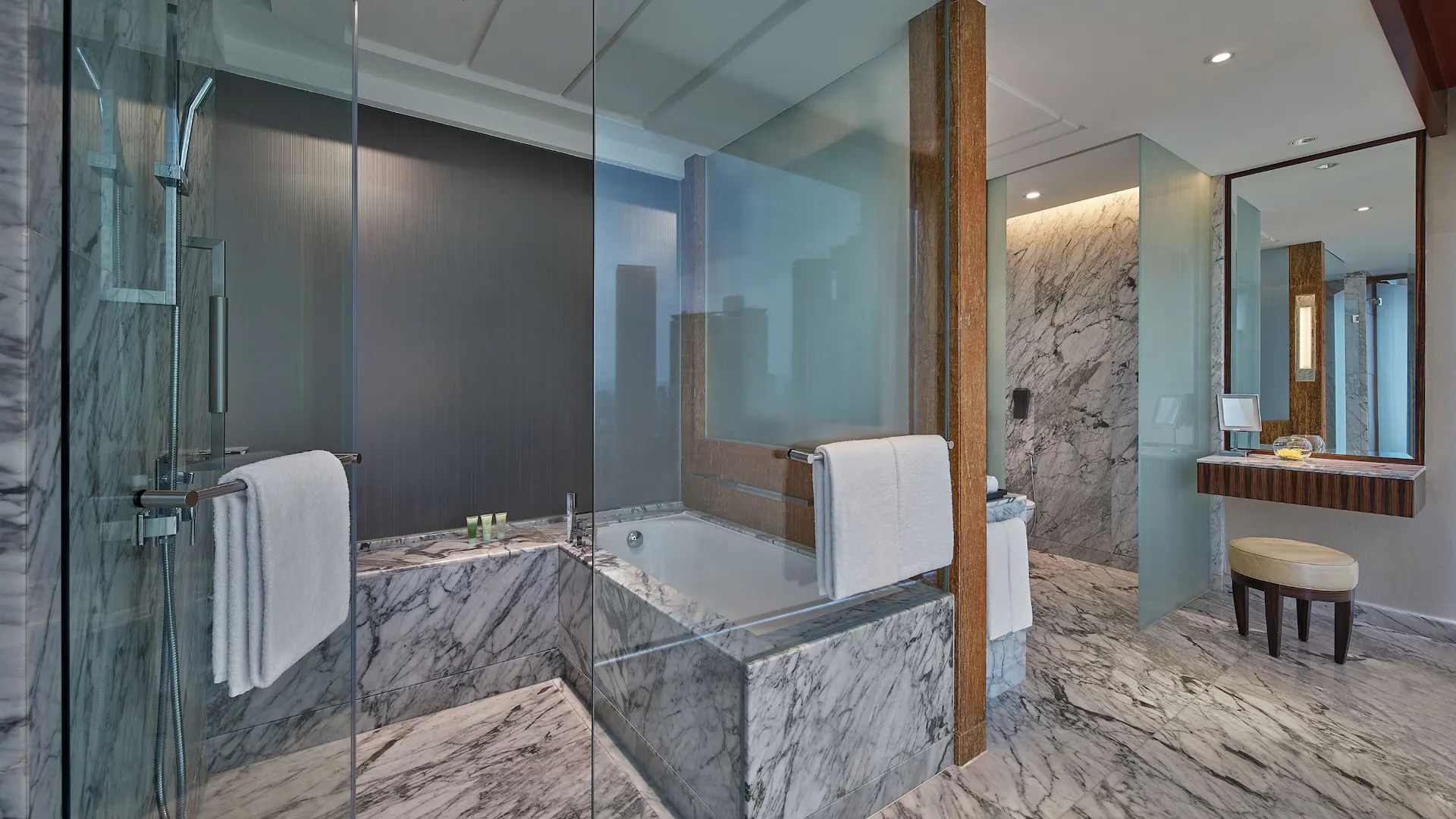 Une des salles de bain de l'hôtel Grand Hyatt Kuala Lumpur