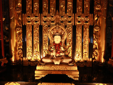 照明があたっている仏像