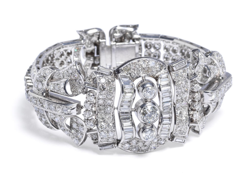 Sparkling bracelet in an interlocking pattern adorned with diamonds
