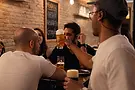 Camarero llevando cervezas a una mesa de clientes en Mendrugo.webp
