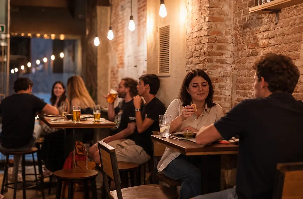 Clientes comiendo y conversando en las mesas del interior de Mendrugo.webp