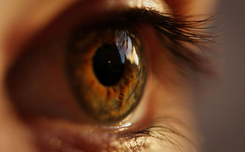 ¿Por qué empeora el síndrome del ojo seco en verano y cómo aliviarlo? 