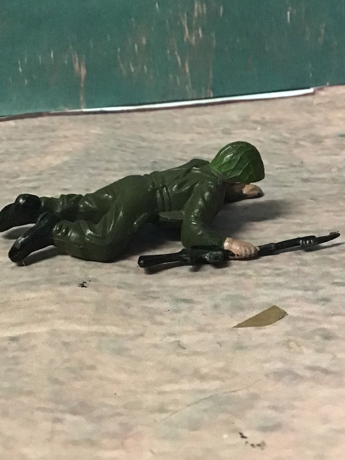 Britain's H426 Herald British Infantry Green Helmet & Net Figure Crawling