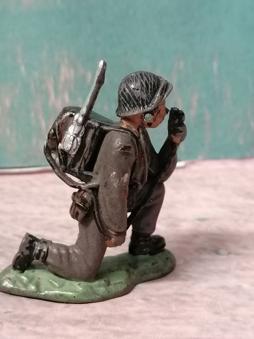 Herald H42 British Infantry Black Helmet Figure Radioman 1954-66