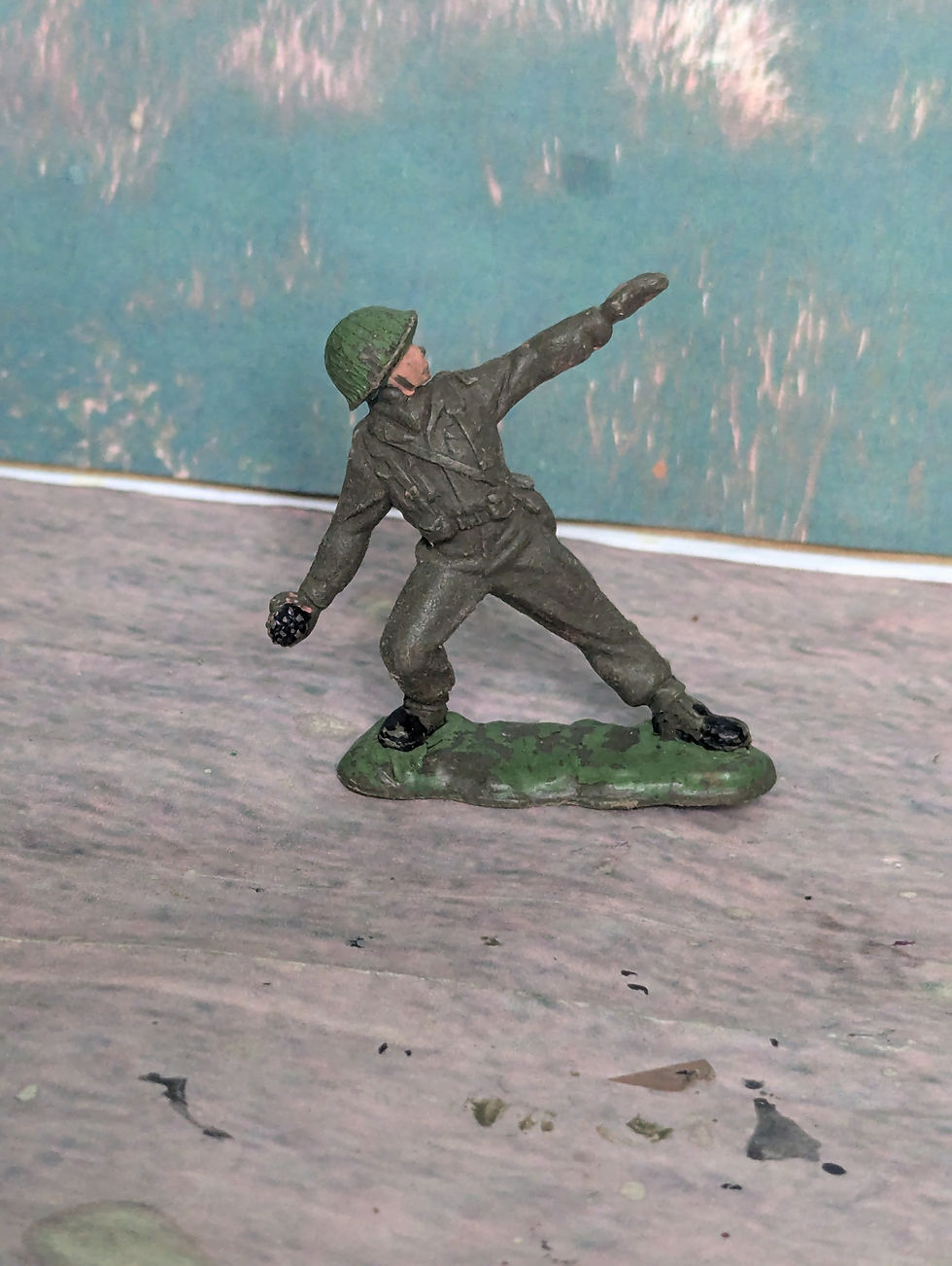Thumbnail: Herald H16 British Infantry Light Green Helmet and Green Uniform Figure grenade