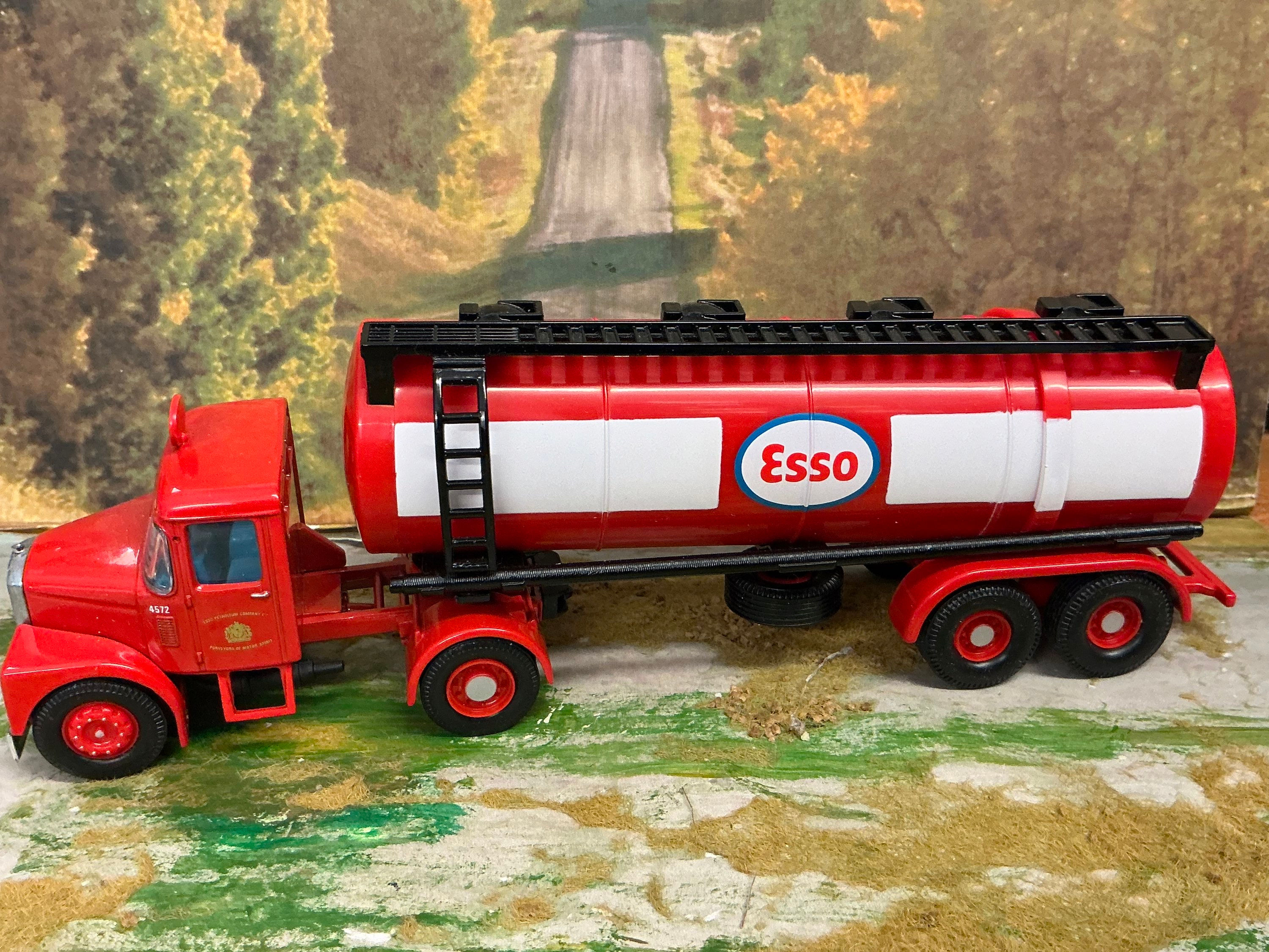 Corgi Classics 16302 1/50 Scale Scammell Highwayman & Tanker Trailer Set ESSO