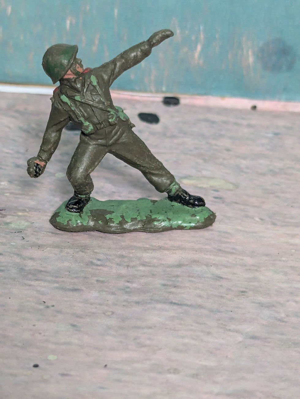 Thumbnail: Herald H16 British Infantry Light Green Helmet and Green Uniform Figure grenade