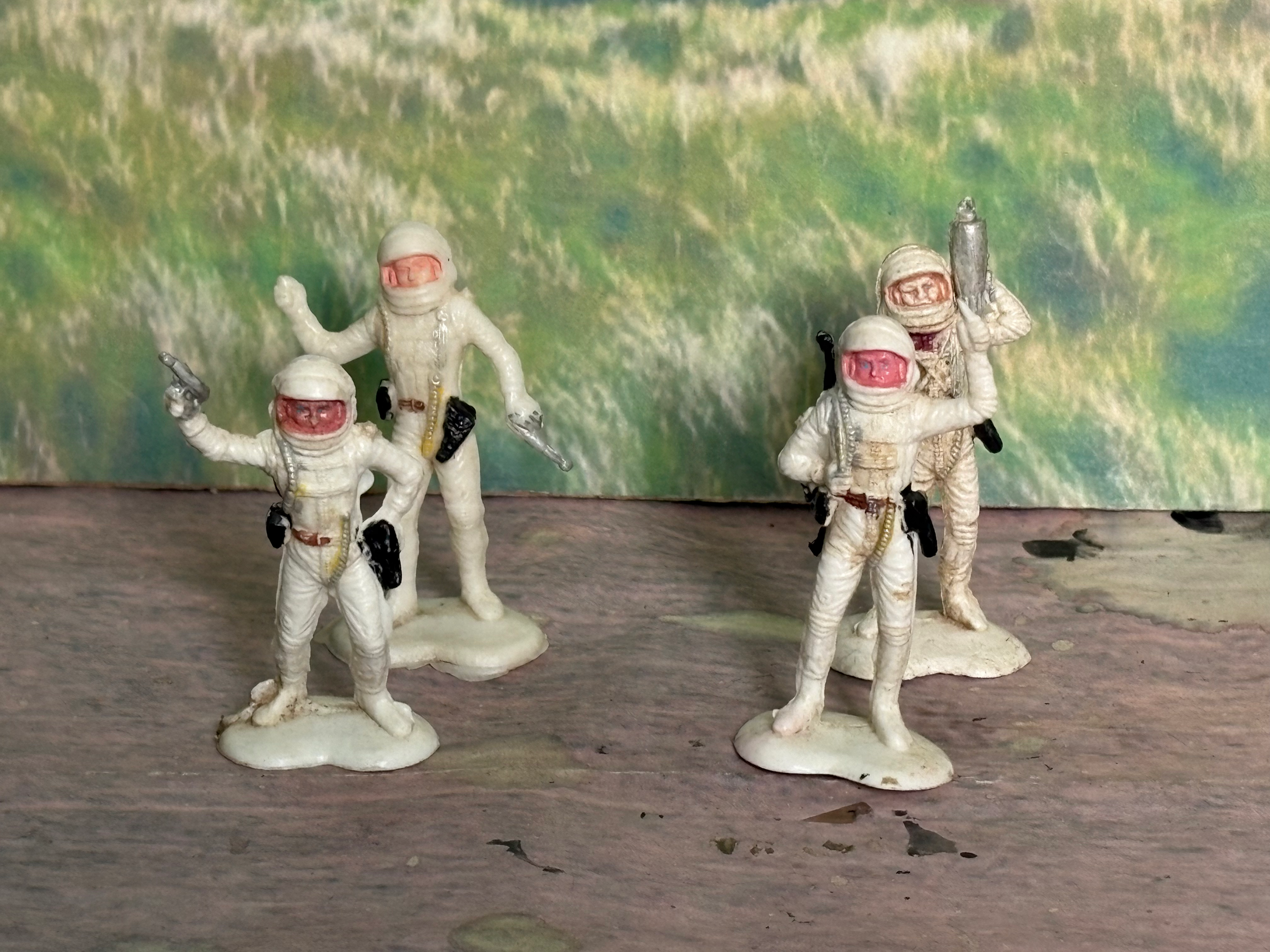 ID Toys 4x different Astronauts  Plastic Figure 1/35 Rare