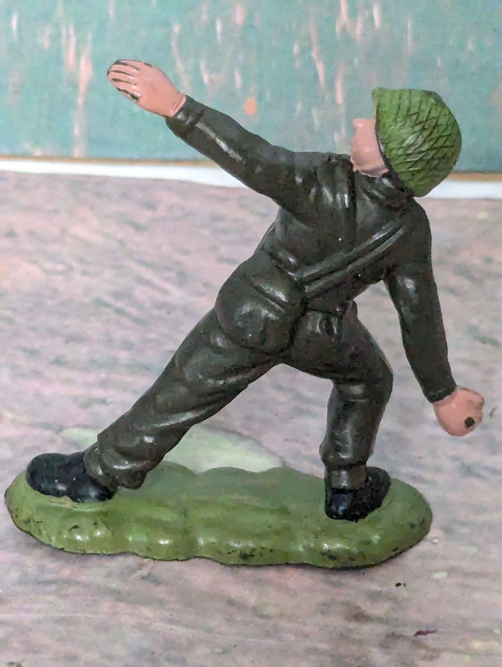 Thumbnail: Britain' Herald H16 British Infantry Light Green Net Helmet with grenade