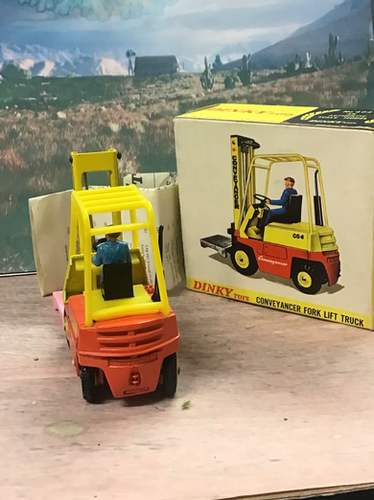 DINKY TOYS, No.404 - CONVEYANCER FORK LIFT TRUCK + Original BOX