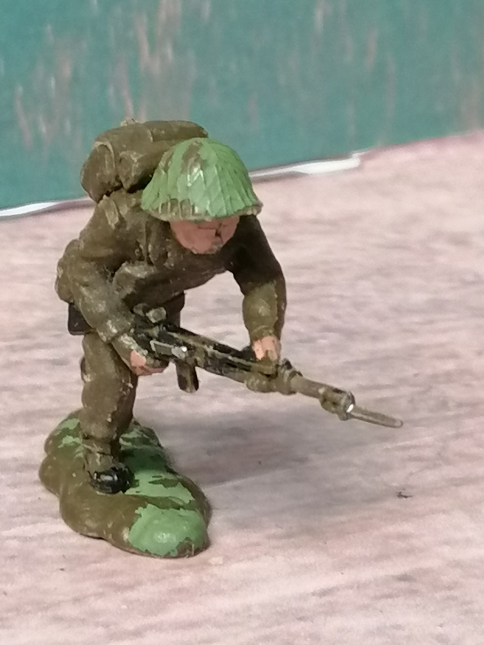 Herald H43 British Infantry 54mm Charging Crouched no43 Infantryman