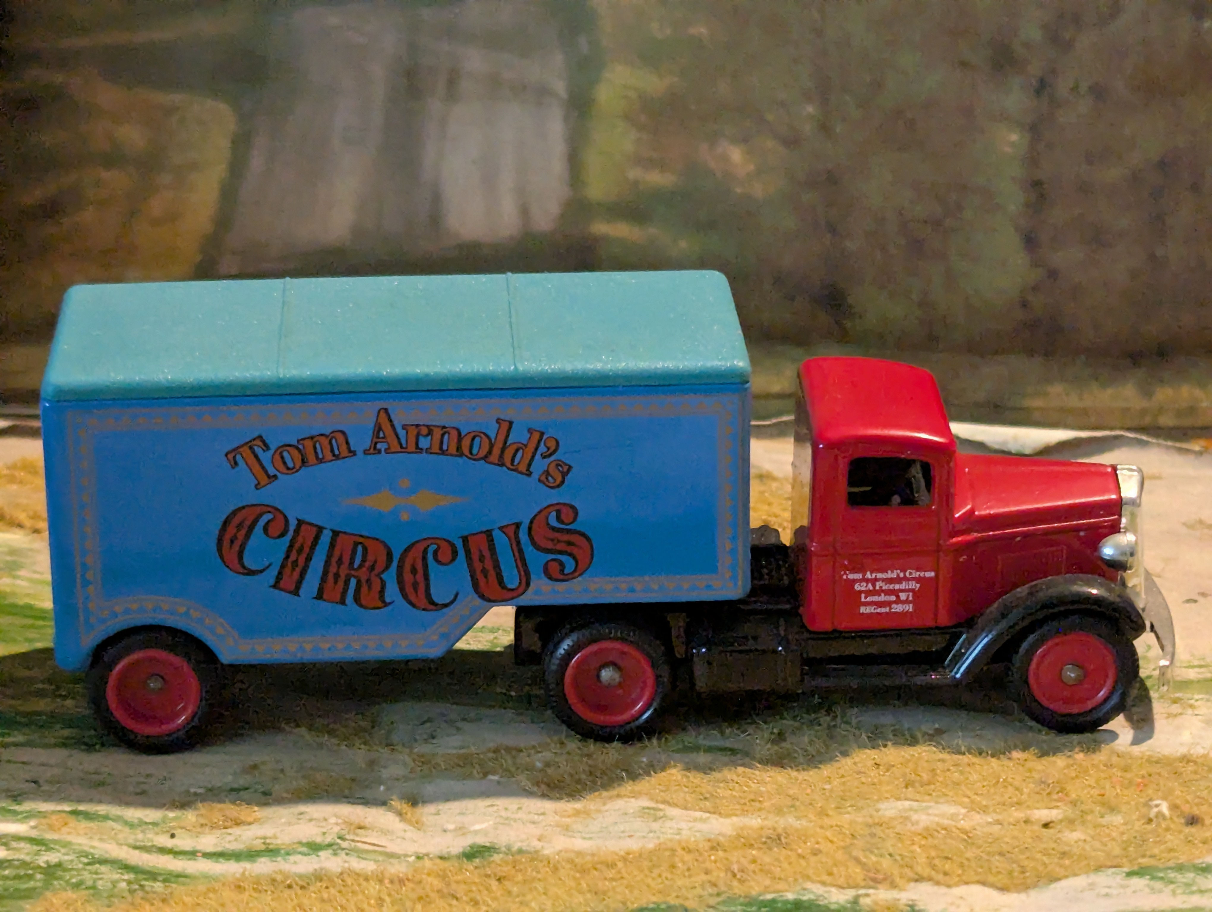 Lledo Days Gone Ford 3-ton Tom Arnold´s Circus