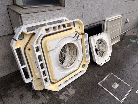 天井カセット4方向エアコンパネル高圧洗浄後 目黒区中目黒