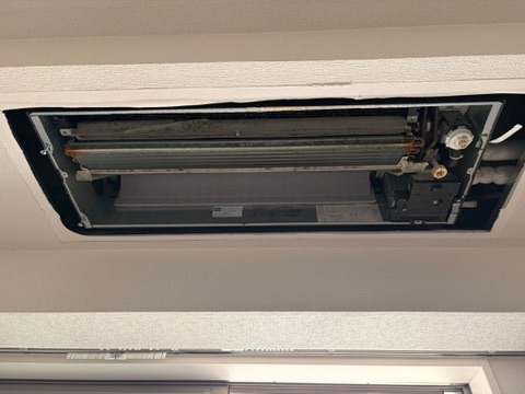 ダイキン天井1方向エアコン パネル取り外し 内部熱交換器露出 洗浄前