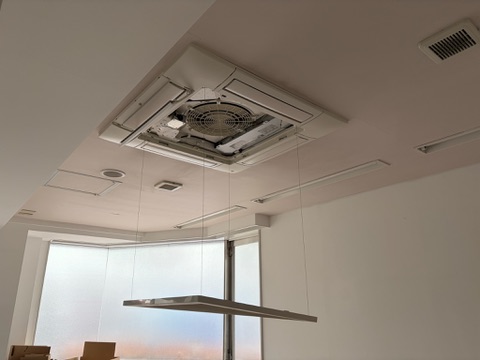 天井カセット4方向エアコンパネル昇降機能 分解洗浄施工中