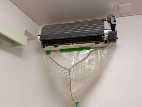 壁掛けエアコン高圧洗浄カバー装着 分解洗浄施工中 目黒区