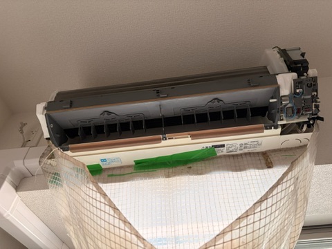 三菱電機 霧ヶ峰 壁掛けエアコン 分解洗浄前 内部露出 新宿区