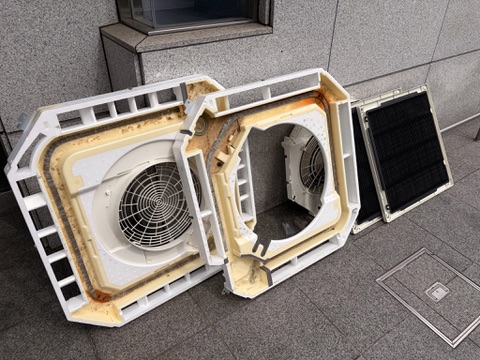 天井カセット4方向エアコンパネル取り外し汚れ状態 目黒区中目黒