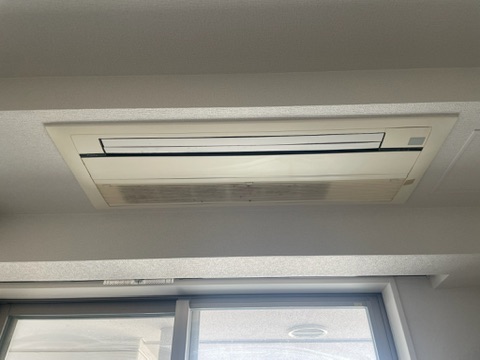 新宿区タワーマンション ダイキン天井1方向エアコン洗浄前 外観