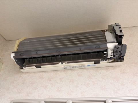 壁掛けエアコン分解洗浄前 熱交換器カビ汚れの状態 目黒区中目黒