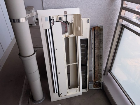 ダイキン天井1方向エアコン パネル分解 ベランダ 洗浄前