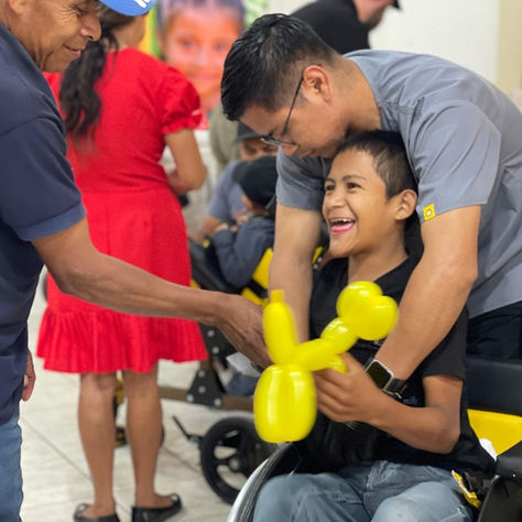World Vision Guatemala y Bee Line Wheelchairs entregan 32 sillas neurológicas