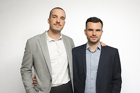 Portrait de deux hommes en costume.png