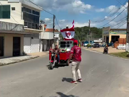 Garantido recebe guindaste com carreata e entra de vez no clima da montagem das alegorias
