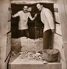 Howard Carter (L), working under the sponsorship of Lord Carnarvon (R)