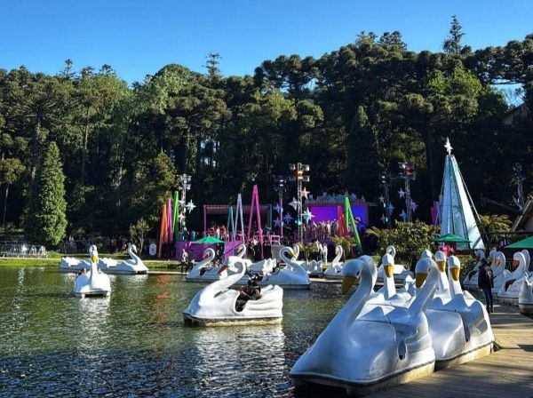 Sol iluminou 3º dia de gravações no palco montado às margens do Lago Negro (Foto: Caldeirão com Mion)