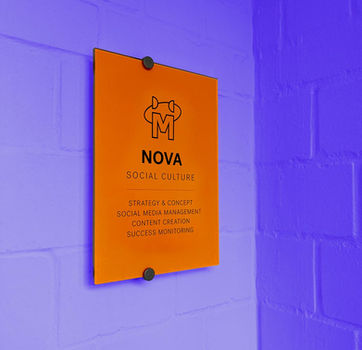 Schild mit dem Unitlogo NOVA und den Leistungsbereichen.