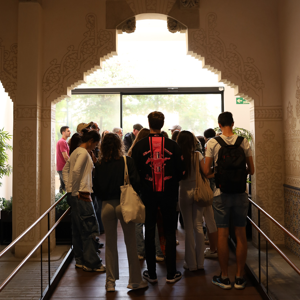 En grupp personer framför en öppning i en vägg