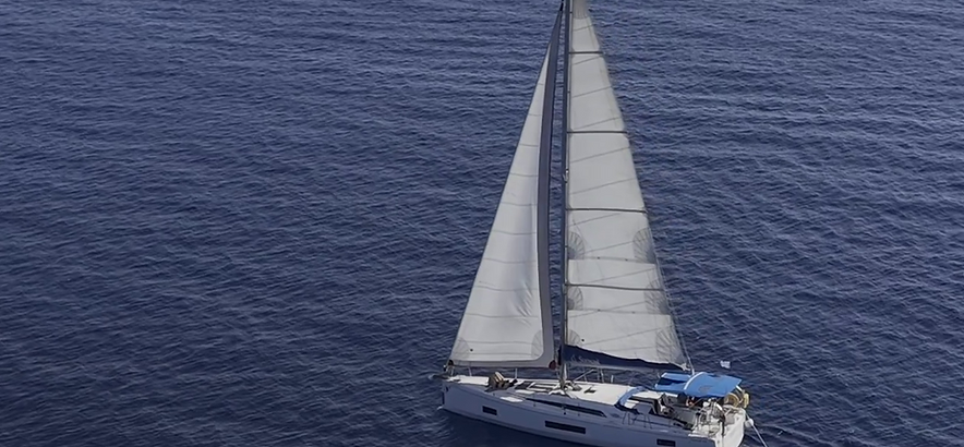 Pianoforte unter Segel weich setzt sie in die Welle ein 