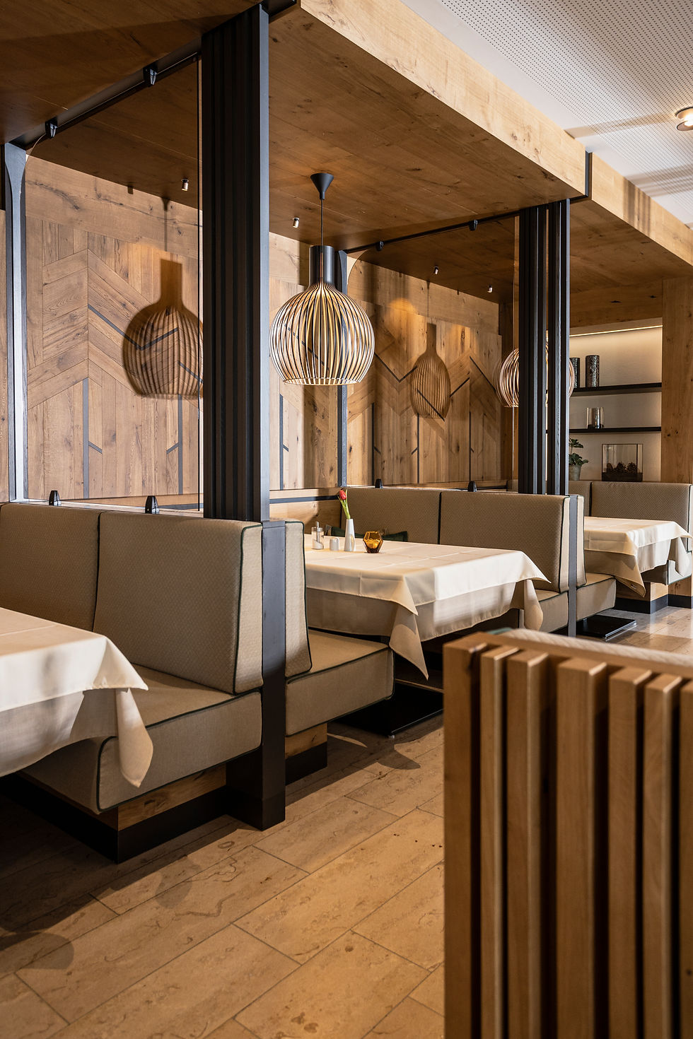 Rustikales Hotelrestaurant im Landhotel Waldeck mit gemütlichen Sitznischen aus Holz