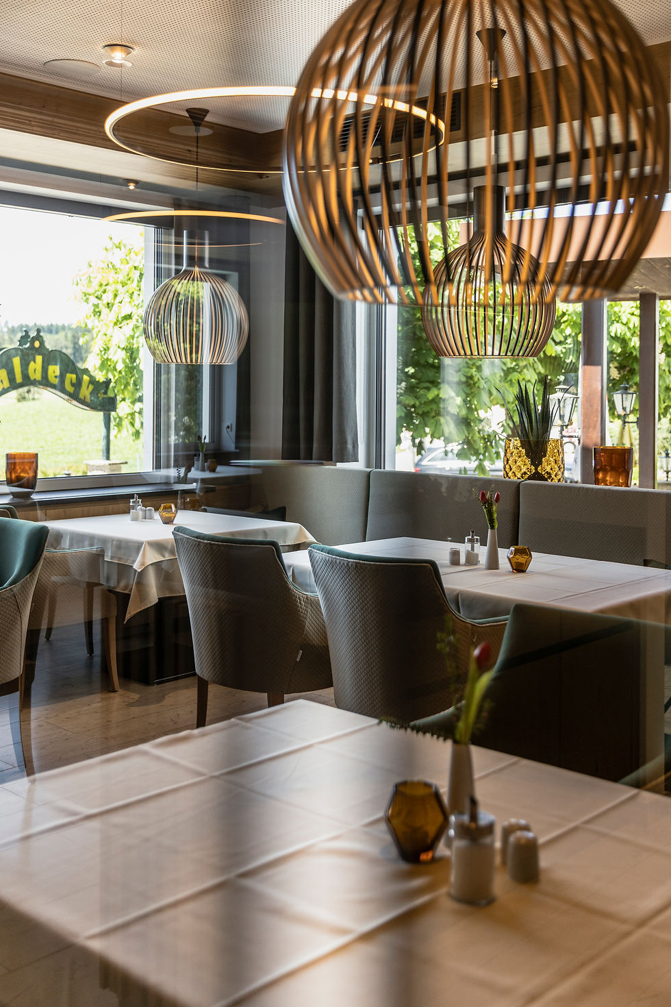 Helles Restaurant im Landhotel Waldeck in Fremdingen mit Blick ins Grüne