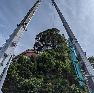 専門機材や重機を使っての作業