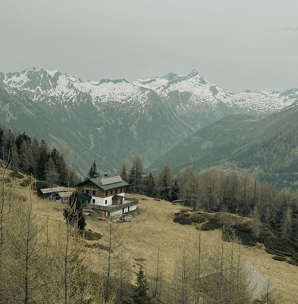 Blick auf die Häusleralm von der Aussichtsplattform in Mallnitz am Weg Richtung Lonza