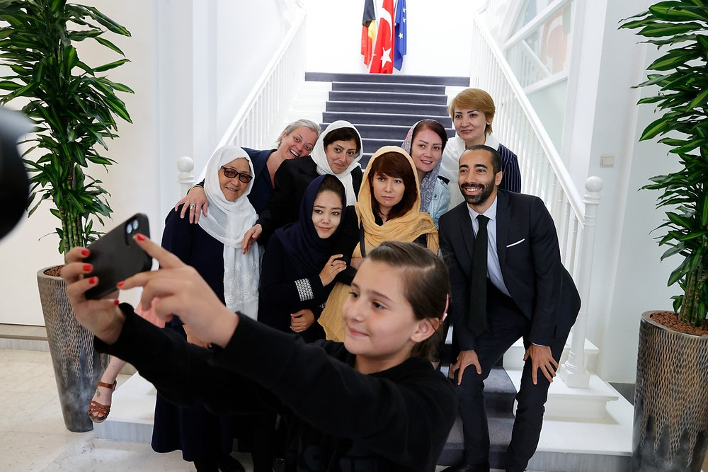De Moeders voor Vrede op de foto met Sammy Mahdi