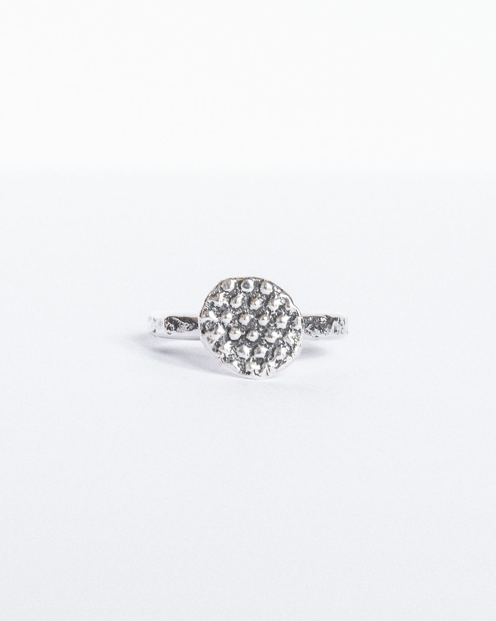 Bijou artisanal en argent avec motif perforé en négatif