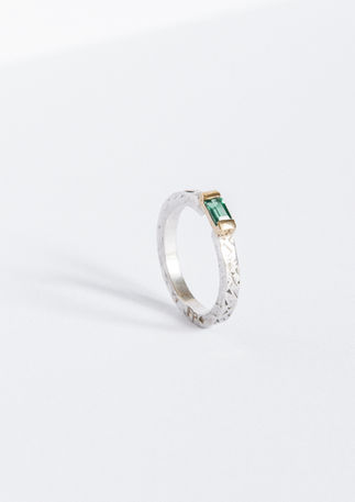 Bague solitaire émeraude rectangulaire en or martelé